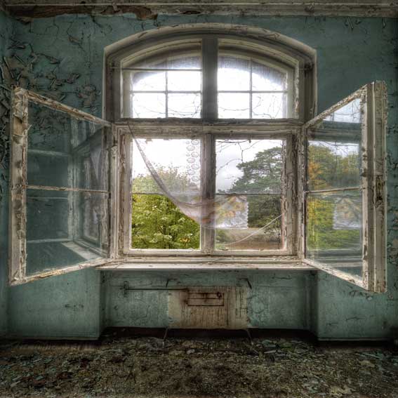 Kate Gray Retro Castle Window Shabby Backdrop for Wedding - Image 9