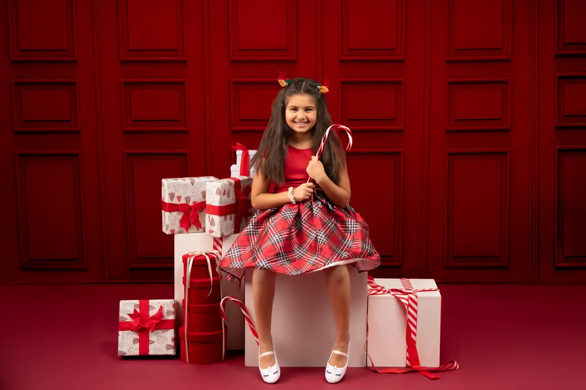 Kate Red Wall Backdrop Designed by Chain Photography - Image 5